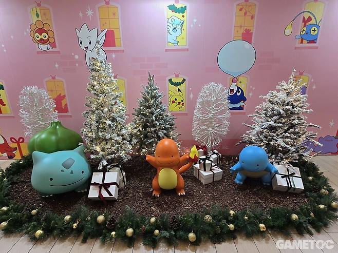 곧 크리스마스라고 스타팅 3종 변신한 메타몽이 반긴다 (사진= 홍수민 기자)