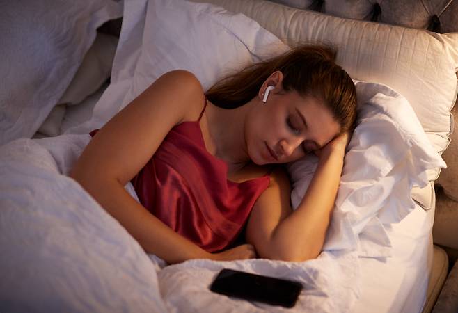 한 신경과 전문의가 수면 중 이어폰 사용, 구강 위생 소홀, 화장실에 장시간 앉아 있는 습관이 뇌 건강에 나쁜 영향을 줄 수 있다고 밝혔다. 사진=게티이미지뱅크