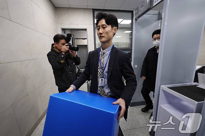 '관봉권 띠지 폐기 의혹'을 수사중인 안권섭 상설특별검사팀 수사관들이 19일 오전 수색·검증 영장을 집행하기 위해 서울 중구 한국은행 발권국으로 향하고 있다. 2025.12.19/뉴스1 ⓒ News1 구윤성 기자