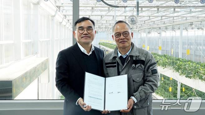 지난 18일 부산광역시 사하구 대한제강 본사 GREF 스마트팜에서 권기재 대동 사업운영총괄 부사장(왼쪽)과 이경백 대한제강 대표이사가 양해각서에 서명 후 사진 촬영을 하고 있다.(대동 제공)