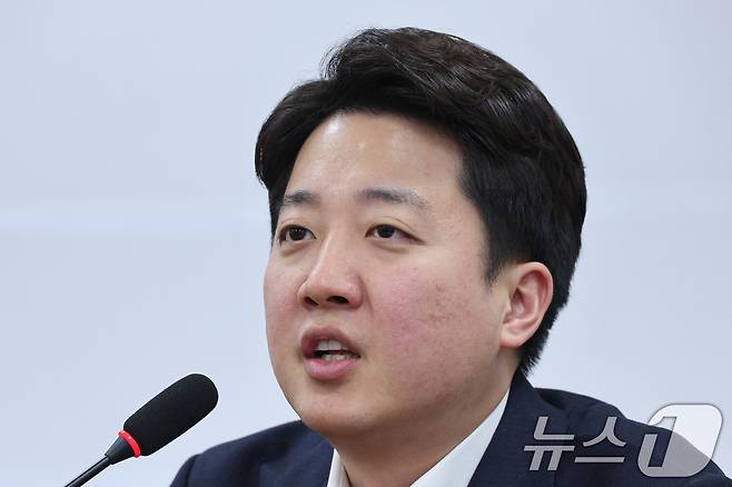 이준석 개혁신당 대표가 전날(18일) 서울 여의도 국회에서 열린 최고위원회의에서 발언하고 있다. 2025.12.18/뉴스1 ⓒ News1 신웅수 기자