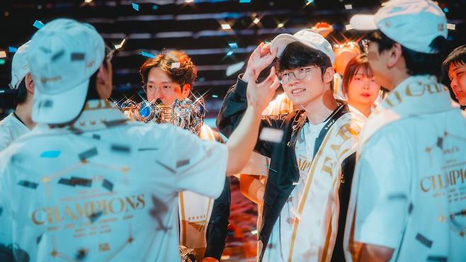 ‘페이커’ 이상혁이 9일 중국 청두 동안호 다목적 체육관에서 열린 2025 롤드컵 우승 후 동료들과 기쁨을 나누고 있다. 사진 | 라이엇 게임즈