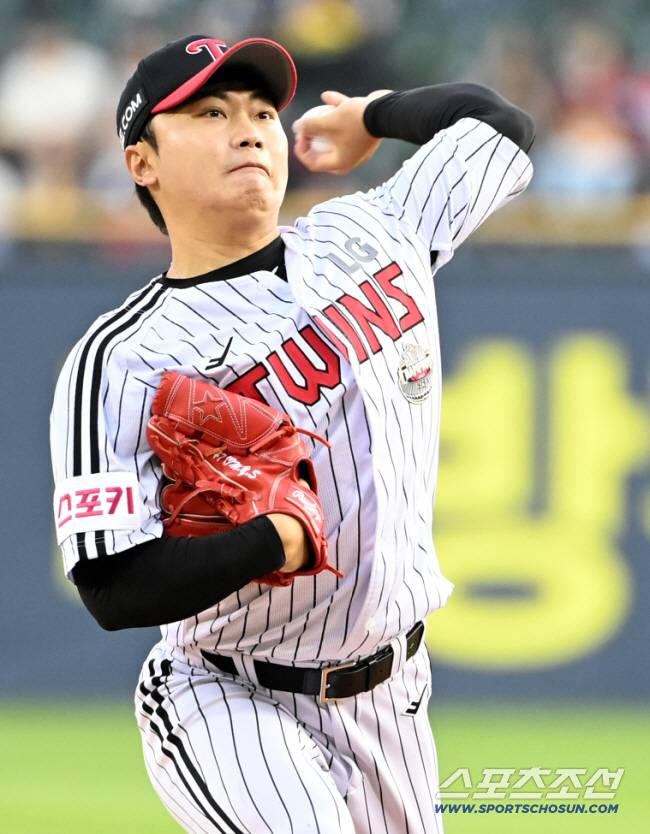 26일 잠실야구장에서 열린 KIA와 LG의 경기, LG 선발투수 김윤식이 역투하고 있다. 잠실=허상욱 기자wook@sportschosun.com/2024.04.26/