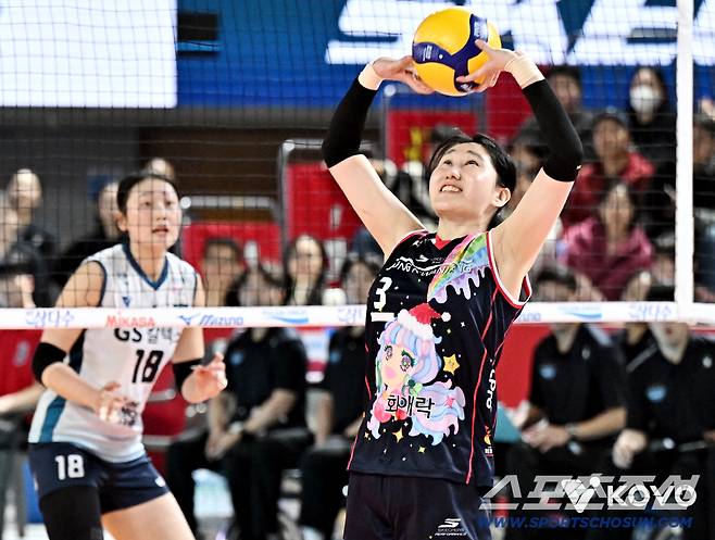 정관장 염혜선이 토스하고 있다. 사진제공=KOVO