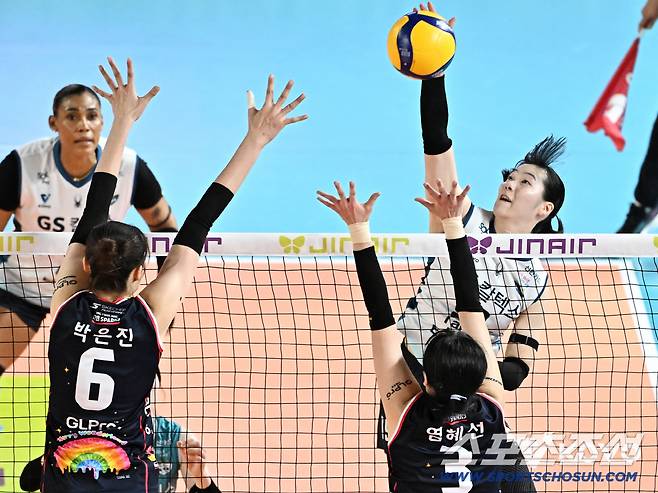 GS칼텍스 유서연이 스파이크를 때리고 있다. 사진제공=KOVO