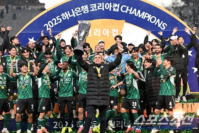 6일 서울월드컵경기장에서 열린 2025 하나은행 코리아컵 결승, 전북 현대와 광주FC의 경기. 전북이 승리하며 우승을 차지했다. 우승컵을 들어올리는 거스 포옛 감독과 선수들의 모습. 상암=허상욱 기자wook@sportschosun.com/2025.12.06/