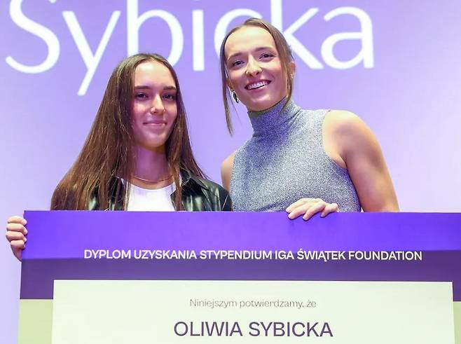 자국의 후배 선수에게 장학금을 지급한 이가 시비옹테크(오른쪽).