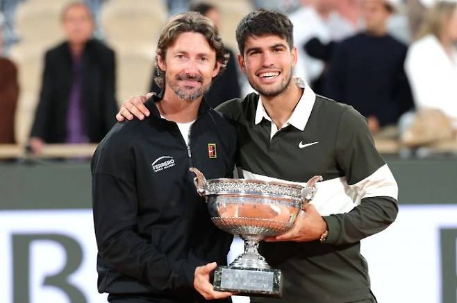 최근 사제 관계를 정리한 페레로 코치와 알카라스(오른쪽)