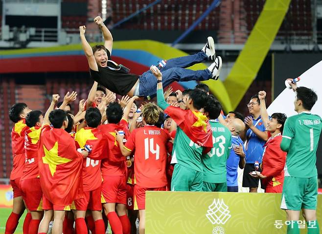 김상식 감독이 베트남 23세 이하(U-23) 축구대표팀 선수들로부터 헹가래를 받고 있다. 사진 출처 베트남축구협회(VFF) 홈페이지