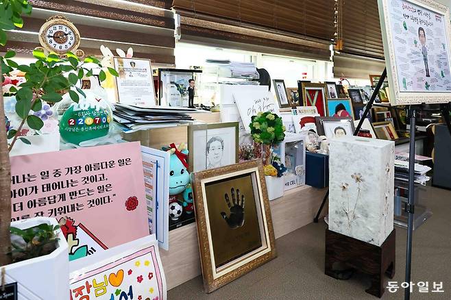 이상일 용인시장 집무실에 놓인 기관·단체에서 보내 감사의 글과 기념품. 자료사진