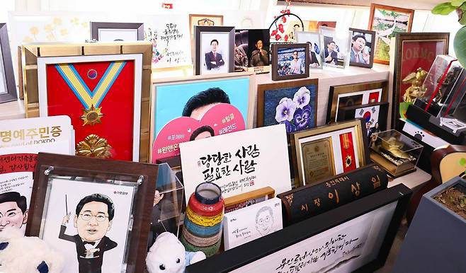 이상일 용인시장 집무실에 놓인 기관·단체에서 보내온 감사의 글과 기념품. 자료사진