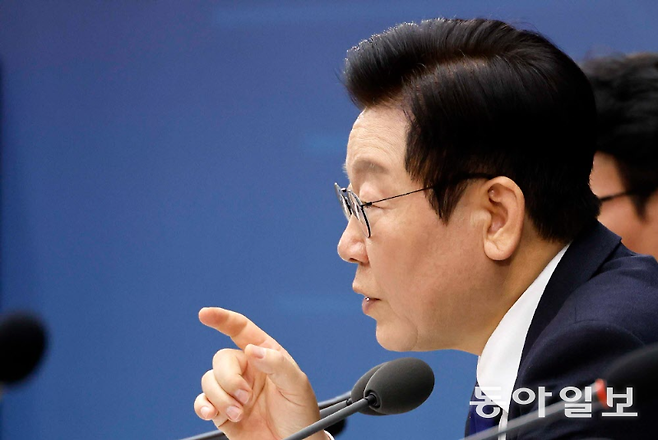 이재명 대통령이 16일 세종시 정부세종컨벤션센터에서 열린 보건복지부 업무보고에서 발언하고 있다. 송은석 기자 silverstone@donga.com