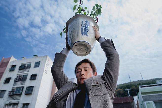 박찬욱 감독의 2025년 신작 ‘어쩔수가없다’의 한 장면. 2026년 1월 열리는 골든글로브 시상식 뮤지컬·코미디 영화 부문 최우수작품상과 남우주연상 후보에 올랐다.