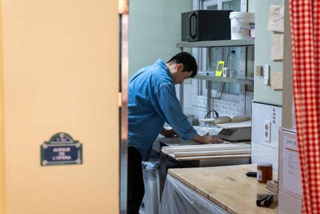 이성대 셰프가 매장에서 바게트 반죽을 만들고 있다.