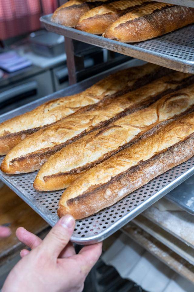 이성대 셰프가 갓 구워진 바게트를 옮기고 있다.