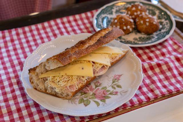 부요네뜨의 잠봉 프로마쥬 샌드위치. 바게트와 버터, 잠봉, 트러플고다치즈, 에멘탈 치즈가 들어가 있다.