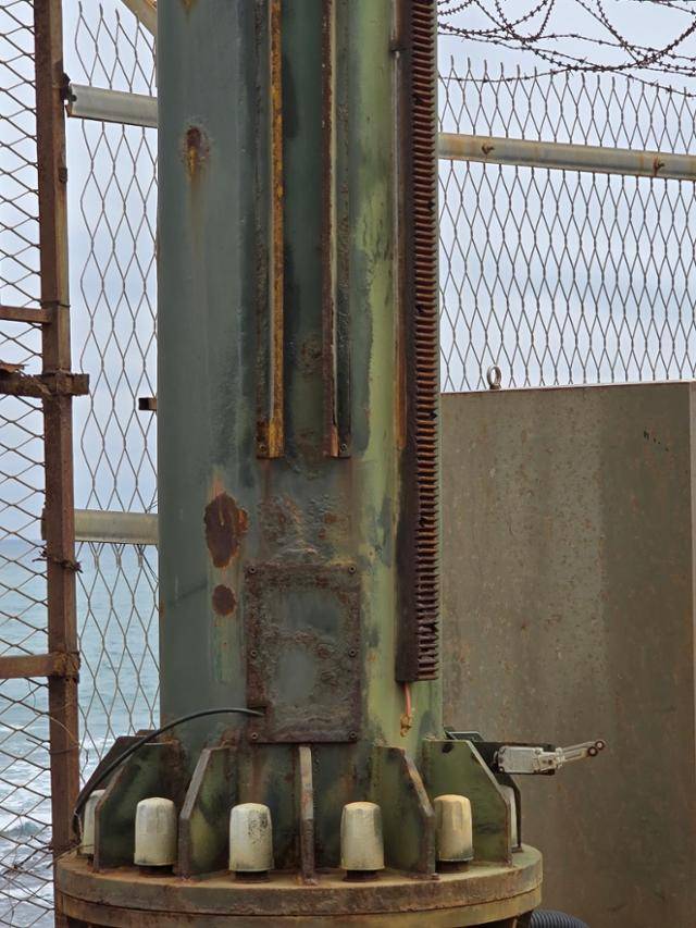 경북 포항시 북구 청하면 이가리 바닷가에 설치된 군부대의 열상감시장비(TOD) 거치대 철제 기둥과 레일에 잔뜩 녹이 슬어 있고, 기어 일부는 파손돼 있다. A사의 랙기어 방식인 이 거치대는 2021년 포항시 기부채납으로 설치됐다. 독자 제공