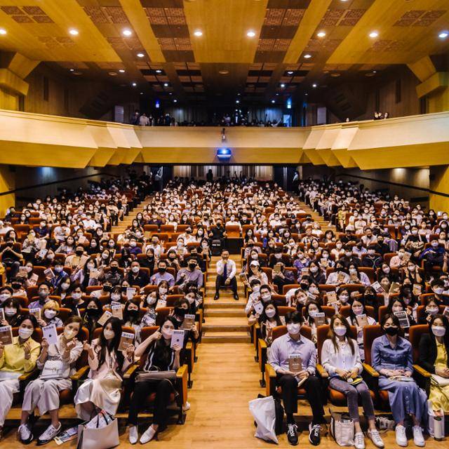 '돈의 속성' 김승호 회장이 진행한 북콘서트 현장. 스노우폭스 출판사 제공