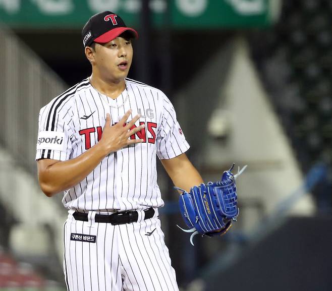 LG 정우영이 8월 3일 잠실 키움전 연장 12회 초 수비를 실점 없이 막아낸 뒤 가슴에 손을 올리며 마운드를 내려오고 있다. 잠실=김민규 기자 mgkim1@edaily.co.kr /2023.08.03/