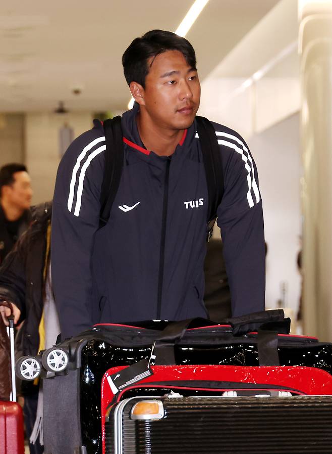 LG 정우영 등 선수들이 일본 오키나와에서의 2차 스프링캠프를 마치고 5일 오후 인천국제공항을 통해 귀국하고 있다. 인천공항=김민규 기자 mgkim1@edaily.co.kr /2025.03.05/