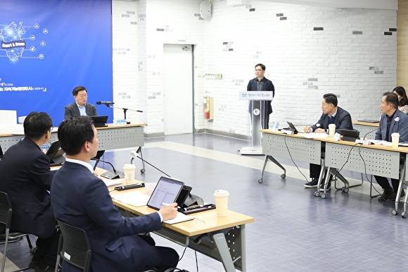 박승원 시장이 19일 광명시청 중회의실에서 열린 ‘광명시민건강체육센터 건립공사 기본 및 실시설계 용역’ 최종보고회에 참석해 발언하고 있다. [사진=광명시]