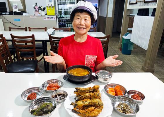 강진 ‘강진만갯벌탕’의 주인 이순임(75) 할머니. 열세 살부터 갯벌에 나가 짱뚱어를 잡았다. 올해로 63년째다.