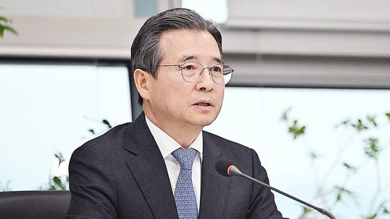 17일 오전 광주 서구 광주도시공사에서 열린 '광주 군 공항 이전 6자 협의체' 1차 회의에서 김용범 대통령실 정책실장이 모두발언을 하고 있다. 광주전남사진기자단