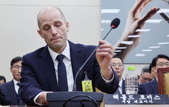 해롤드 로저스 쿠팡 임시 대표가 지난 17일 국회 과학기술정보방송통신위원회에서 열린 쿠팡 개인정보 유출 사고 관련 청문회에 참석해 의원 질의에 답한 뒤 마이크를 치우고 있다. 임현동 기자