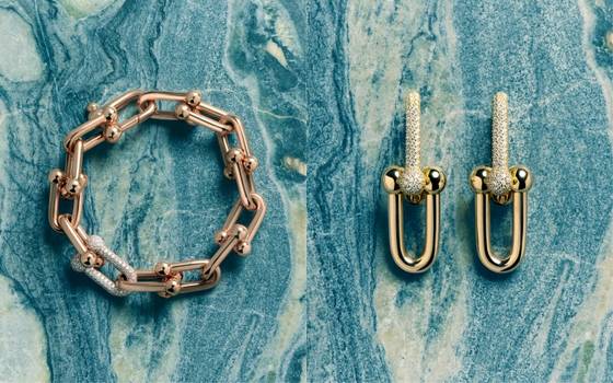 다이아몬드가 파베 세팅된 티파니 하드웨어 라지 링크 브레이슬릿(왼쪽)과 옐로 골드 이어링. 사진 티파니