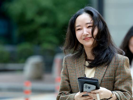 민희진 전 어도어 대표가 지난 9월 11일 서울 서초구 중앙지방법원에서 열린 하이브와의 주식 매매대금 청구 및 주주 간 계약 해지 확인 소송에 증인으로 출석하고 있다. 연합뉴스