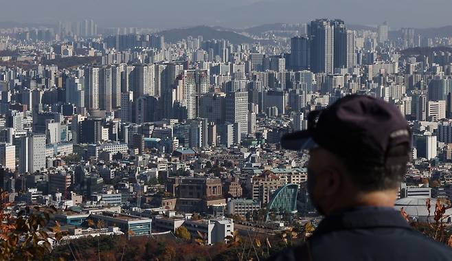 서울 중구 남산에서 바라본 도심에 아파트 단지가 보이고 있다. 사진=뉴스1