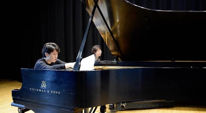 백혜선 학과장이 NEC에서 피아니스트 김세현을 레슨 중인 모습. 백혜선 제공