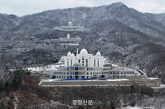 경찰이 정치권의 통일교 금품수수 의혹과 관련해 압수수색을 진행하고 있는 지난 15일 경기 가평군 통일교 본부. 정효진 기자