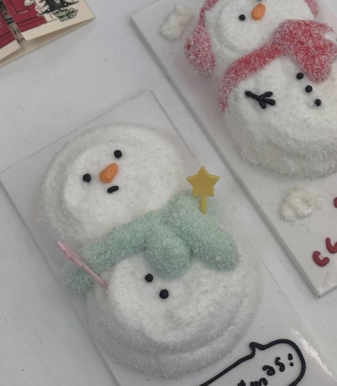 Bakery Cakeling's Snowman-shaped cakes dusted with coconut powders [SCREEN CAPTURE]