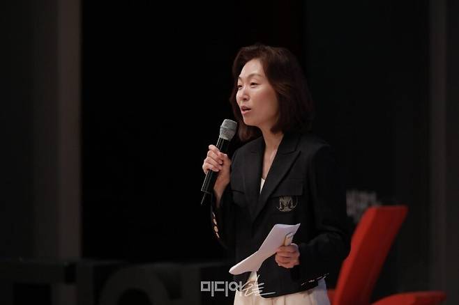 ▲ 2023년 8월24일 서울 건국대학교 새천년관 대공연장에서 열린 '2023 미디어의 미래 컨퍼런스'(판이 바뀐다: AI와 미디어 패러다임의 전환)에서 세 번째 세션 '질문의 힘 : 질문이 세상을 바꾼다'에서 발제하고 있는 김현정 PD. 사진=미디어오늘