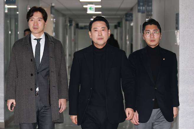 장동혁 국민의힘 대표가 지난 17일 김건희특검팀이 압수수색에 나선 국회 의원회관 내 김기현 의원 사무실로 향하고 있다. 왼쪽부터 박성훈 수석대변인, 장 대표, 박준태 당대표 비서실장. [연합뉴스]