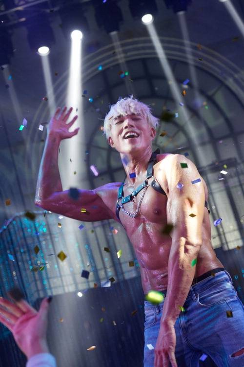 쇼 뮤지컬 '와일드 와일드'의 공연 장면. 70여 분간 대사 없이 진행되는 쇼로, 남성 댄서들의 샤워 퍼포먼스와 난타, 군무를 결합한 무대를 선보인다.  W2 컴퍼니