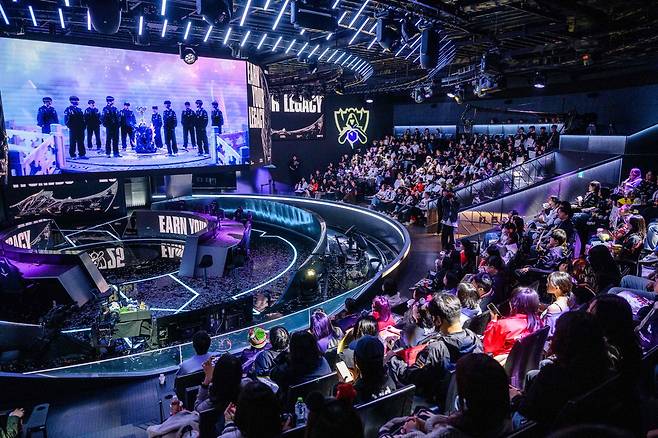 지난달 e스포츠 전문 경기장 '롤 파크'에서 관중들이 리그오브레전드 월드 챔피언십(롤드컵) 결승전인 T1과 KT 롤스터의 경기를 시청하고 있다.  AFP연합뉴스