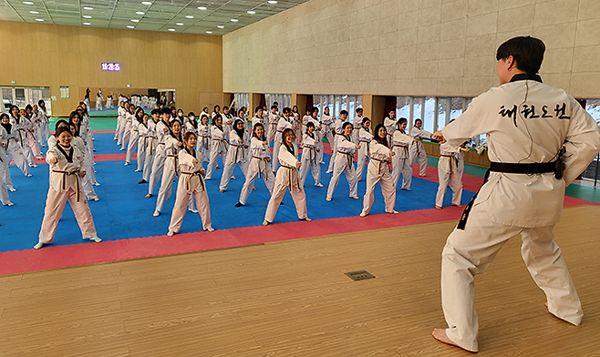 전북대학교 필링코리아에 참가한 외국인 유학생들이 태권도원 평원관에서 태권도 체험 프로그램을 진행하고 있다. 사진=태권도진흥재단