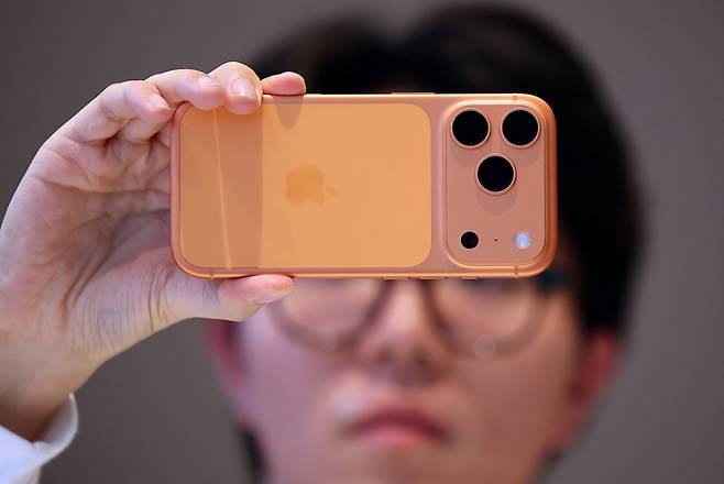 '아이폰17프로 맥스'를 살펴보고 있다. /사진=뉴스1