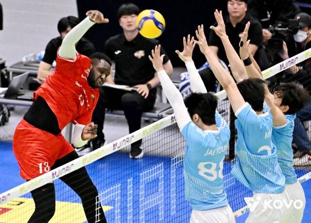 대한항공전에서 공격을 시도하는 베논./KOVO