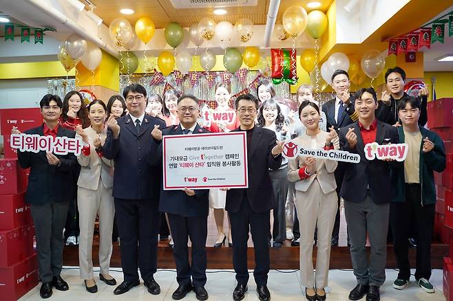 18일 서대문구 구세군 서울 후생원에서 진행된 ‘티웨이 산타’ 연말 행사에서 심창섭(오른쪽 네 번째부터) 티웨이항공 커뮤니케이션 담당 임원, 박경준 구세군 서울 후생원 원장, 김효산 구세군 서울 후생원 사무국장 그리고 티웨이항공 임직원들이 기념 사진을 촬영 중이다. [티웨이 제공]