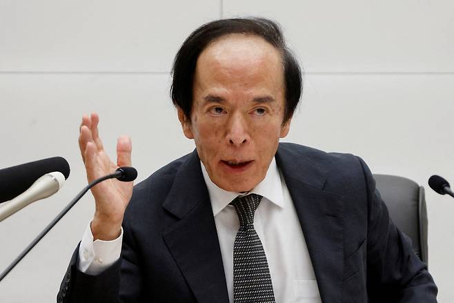 취재진의 질의에 발언하는 우에다 가즈오 일본은행(BOJ) 총재. 일본은행은 19일 도쿄에서 열린 금융정책결정회의에서 기준금리를 0.25%포인트 올려 0.75%로 정했다. [로이터]