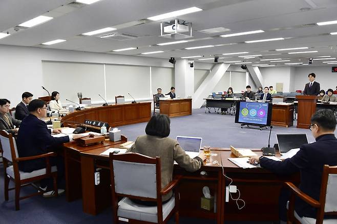 [광주=뉴시스] 송창헌 기자 = 19일 오전 광주시의회 예산결산특별위원회 회의실에서 정재영 광주관광공사 사장 후보자에 대한 인사청문회가 열리고 있다. (사진=시의회 제공) 2025.12.19 photo@newsis.com *재판매 및 DB 금지