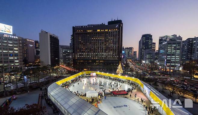 [서울=뉴시스] 김선웅 기자 = 19일 서울 중구 서울광장 스케이트장에서 시민들이 스케이트를 타고 있다. 겨울을 맞아 개장한 서울광장 스케이트장은 2월 8일까지 운영될 예정이다. 2025.12.19. mangusta@newsis.com