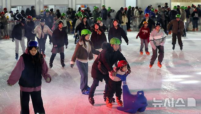 [서울=뉴시스] 김선웅 기자 = 19일 서울 중구 서울광장 스케이트장에서 시민들이 스케이트를 타고 있다. 겨울을 맞아 개장한 서울광장 스케이트장은 2월 8일까지 운영될 예정이다. 2025.12.19. mangusta@newsis.com