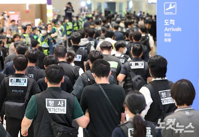 지난 10월 18일 캄보디아에서 범죄에 가담했다가 이민 당국에 구금된 한국인들이 국내로 송환돼 인천국제공항 입국장으로 들어서고 있다. 기사 내용과 직접적 관련 없음. 황진환 기자