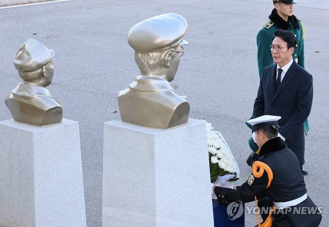 ▲김민석 국무총리가 11월 17일 순국선열의 날 기념식에 앞서 서울 노원구 육군사관학교 충무관 앞 홍범도 장군 등 독립영웅 흉상에 헌화하고 있다.ⓒ연합뉴스
