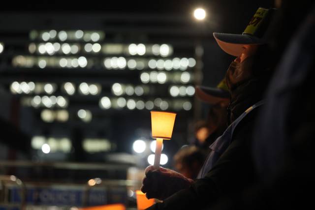 ▲12·29 무안공항 제주항공 여객기참사 유가족협의회가 지난 1일 서울 용산구 대통령실 앞에서 진상규명 촉구 촛불문화제를 하고 있다. ⓒ연합뉴스