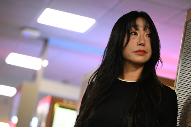 지난 17일 서울 종로구 교보문고에서 만난 김이듬 시인은 “사랑받길 기대하지 않고 사랑하는 경지에 이르고 싶다”고 말했다. 홍윤기 기자